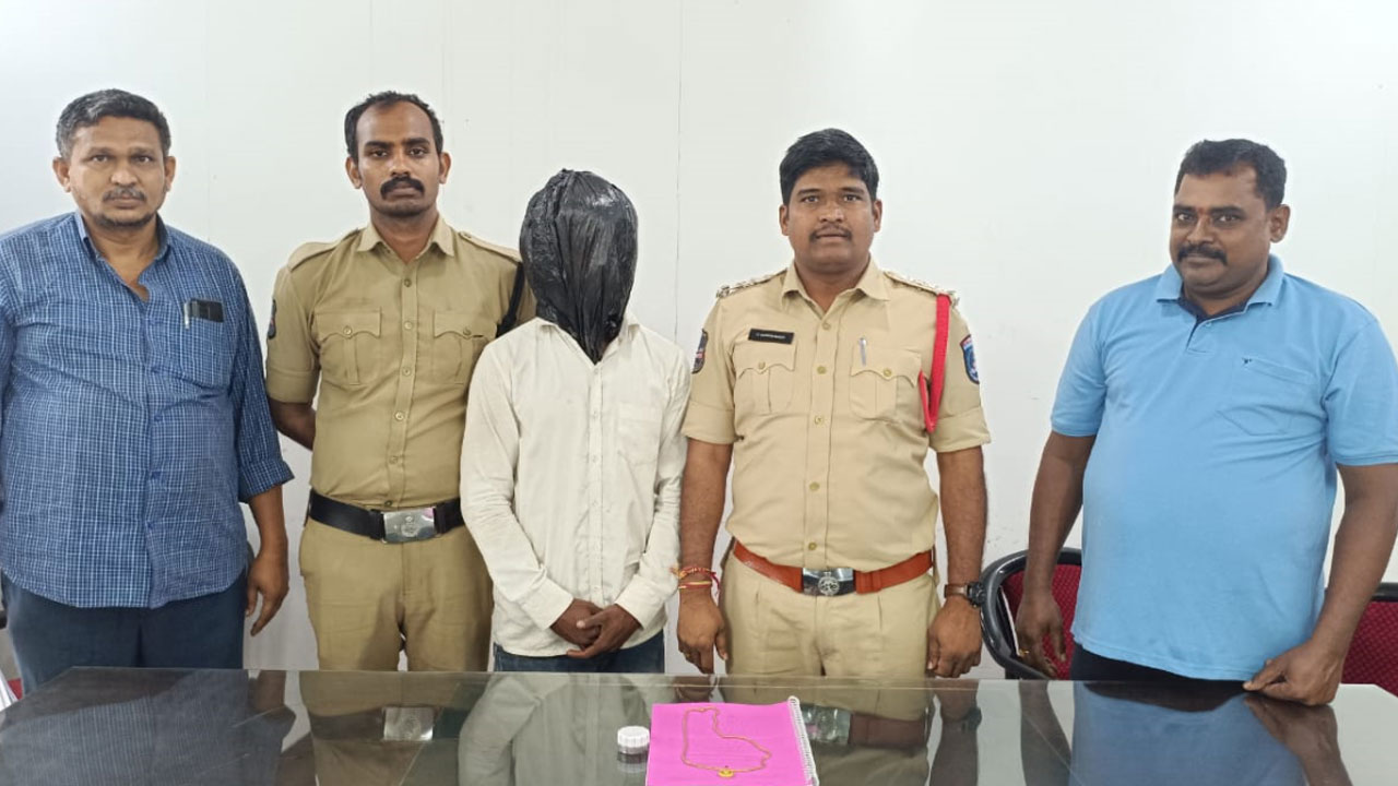 Hyderabad | చైన్‌ స్నాచర్‌ అరెస్ట్‌.. బంగారు గొలుసు స్వాధీనం..