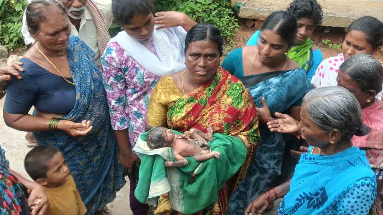 New born child | వీధిలో ఆడుకుంటున్న చిన్నారులకు ఏడుపు వినిపిస్తే..