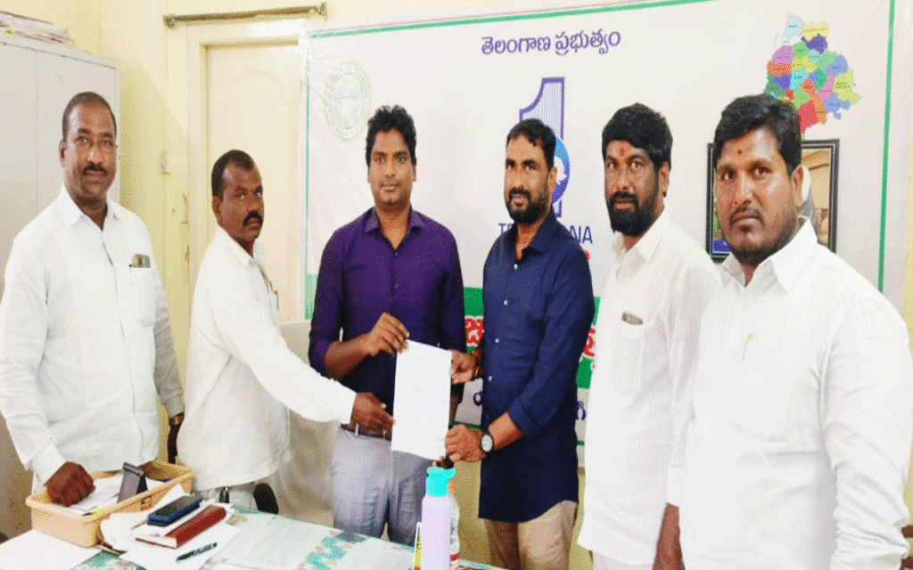 Choutuppal : చౌటుప్పల్ ఎంపీడీఓకు బీఆర్ఎస్ నాయకుల వినతి