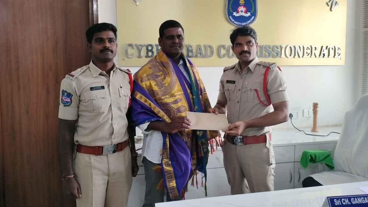 CCTV cameras | సీసీ కెమెరాల ఏర్పాటుకు సహకరించాలి : సీఐ గంగాధర్‌