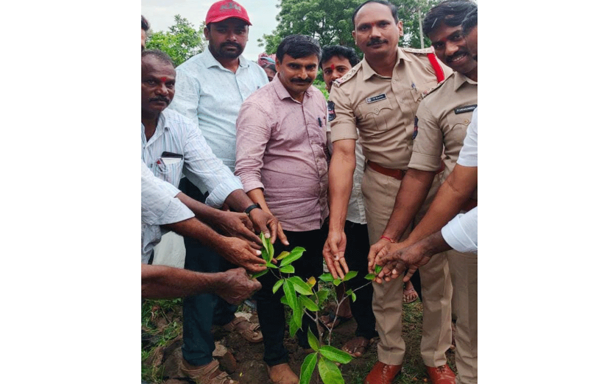 Bonakal : మానవాళి మనుగడకు చెట్లే జీవనాధారం : మధిర సీఐ మధు