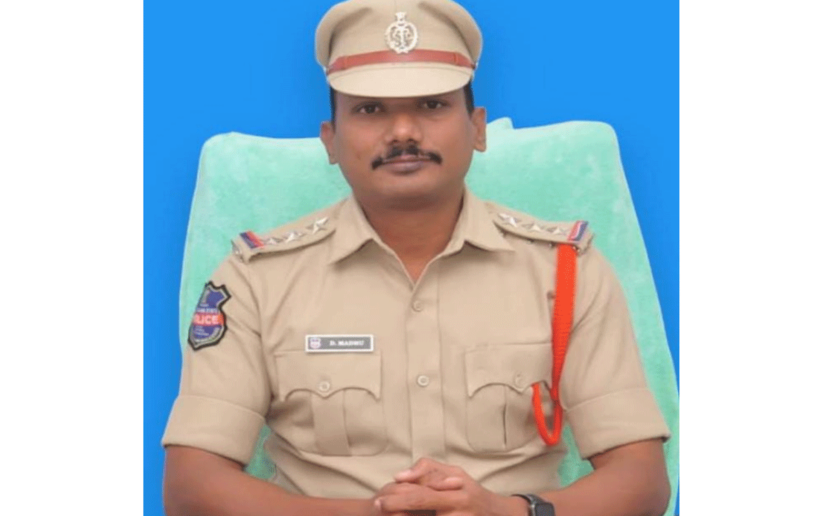 Madhira : తుఫాన్ హెచ్చరికలతో ప్రజలు అప్రమత్తంగా ఉండాలి : మధిర సీఐ మ‌ధు