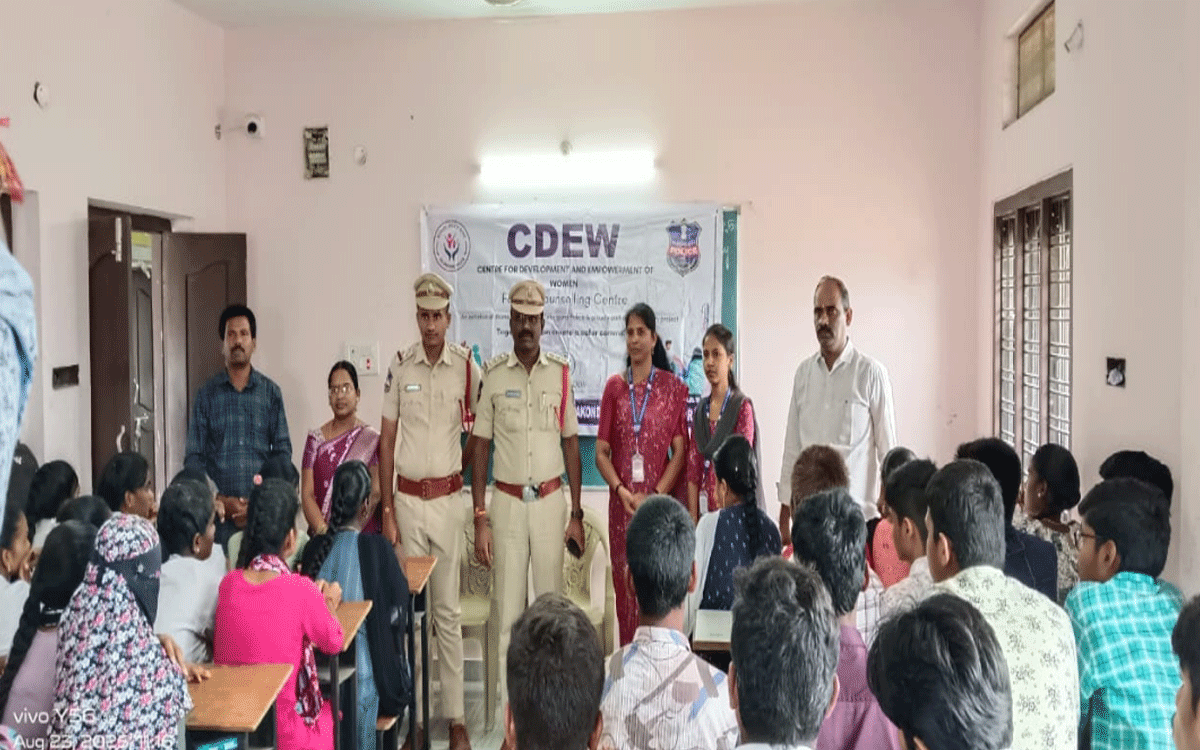 Choutuppal : విద్యార్థి దశలోనే భవిష్యత్‌కు బాటలు వేసుకోవాలి : సీఐ మన్మధ కుమార్