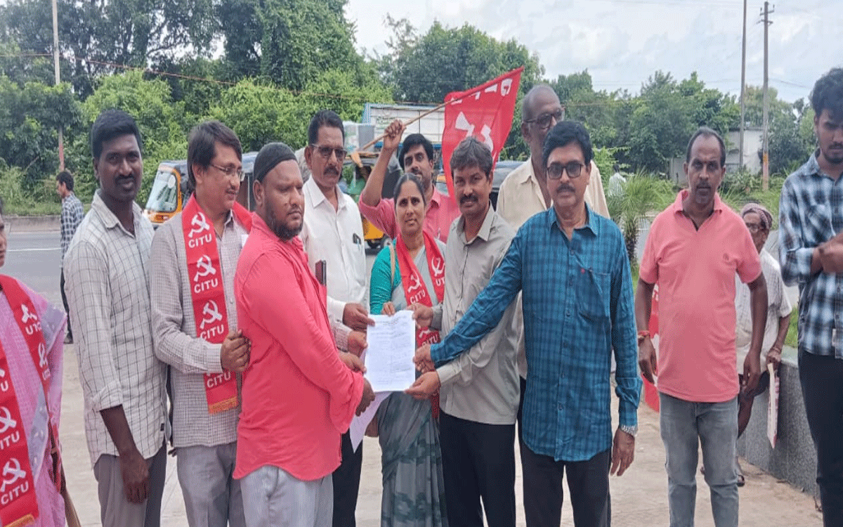 Kothagudem Urban : కార్మికులకి కనీస వేతనాలు ఇవ్వాలి : కె.బ్రహ్మ‌చారి