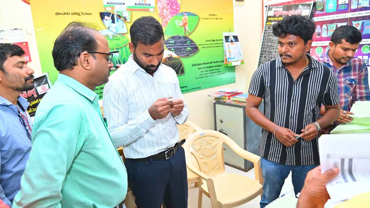 Collector Satya Prasad | ఎరువుల దుకాణాన్ని ఆకస్మికంగా తనిఖీచేసిన కలెక్టర్‌ సత్య ప్రసాద్