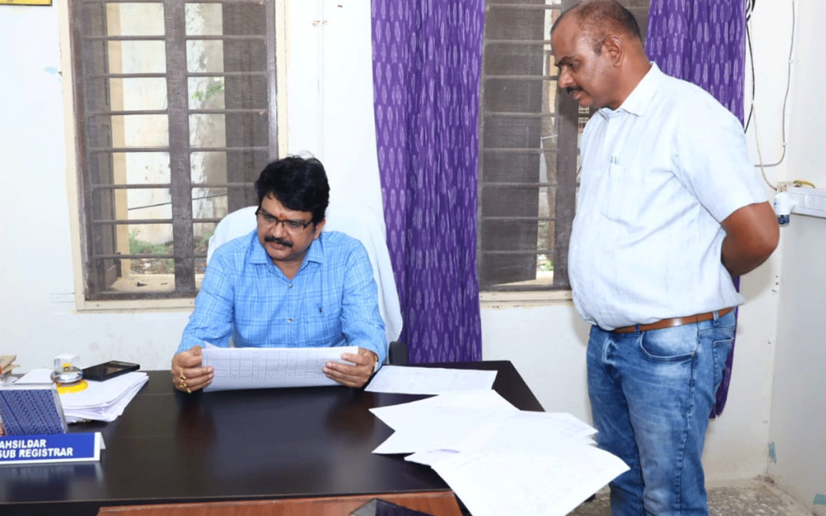 Bhoodan Pochampally : భూ భార‌తి పెండింగ్ దరఖాస్తులను వెంటనే ప‌రిష్క‌రించాలి : క‌లెక్ట‌ర్ హ‌నుమంత‌రావు