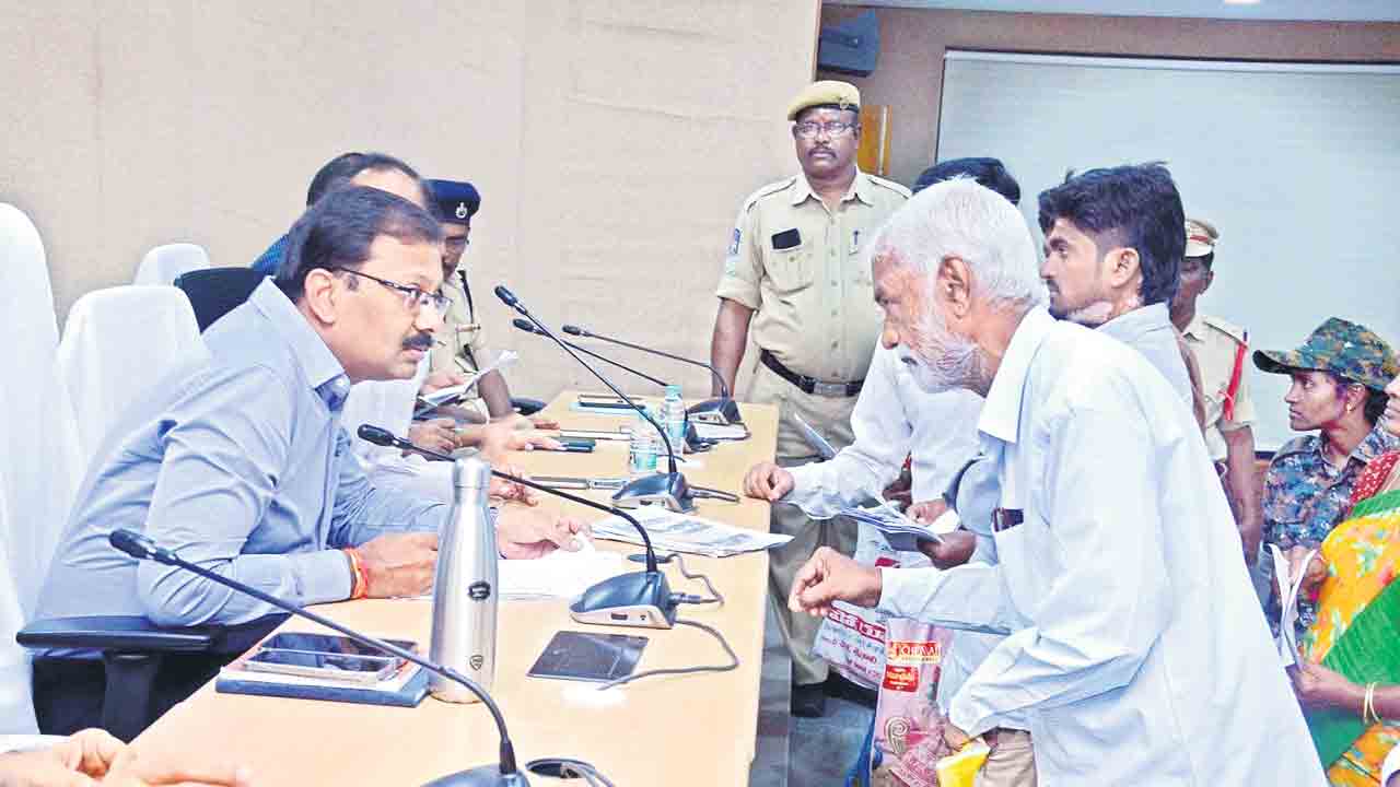 ప్రజావాణికి జిల్లా స్ధాయి అధికారుల డుమ్మా