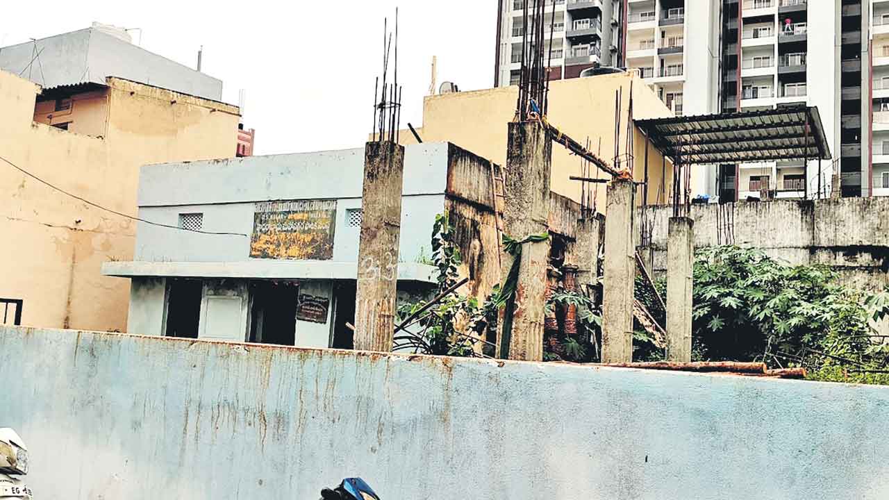 జీహెచ్‌ఎంసీలో ఇంజినీరింగ్‌.. పనులు చేయకుండానే బిల్లులు స్వాహా