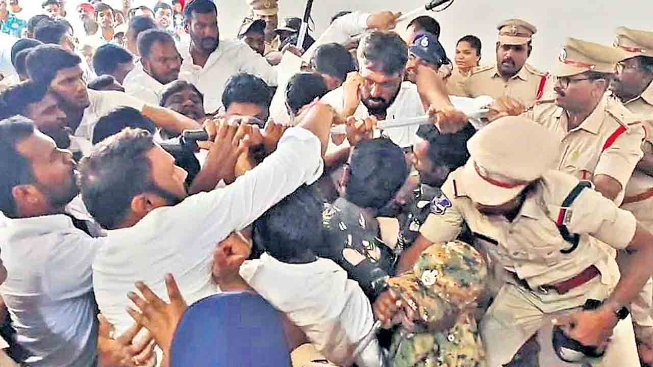 గజ్వేల్‌ కాంగ్రెస్‌లో రచ్చరచ్చ