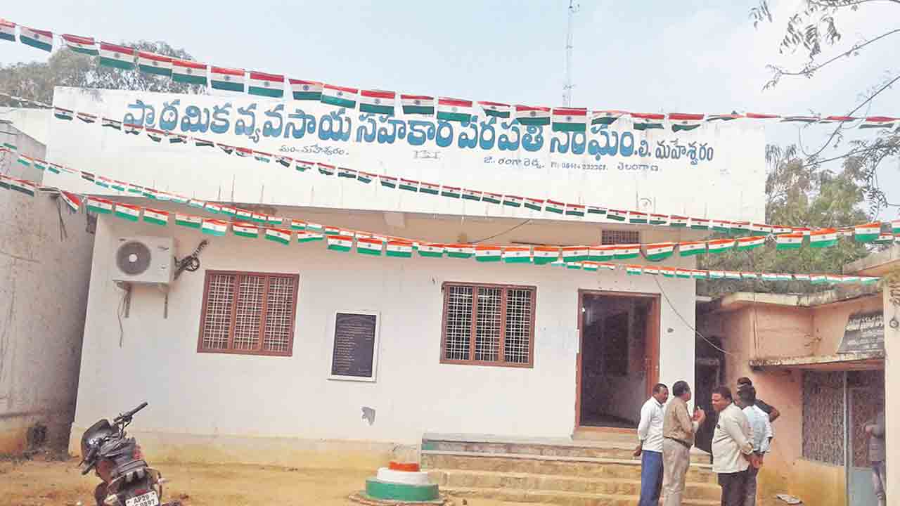 పార్టీ మారితేనే సహకారం.. లేదంటే తిరస్కారం..