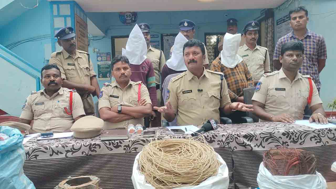 Copper Wire | కాపర్వైరు దొంగల అరెస్టు.. విక్రయించిన వ్యక్తి కూడా..