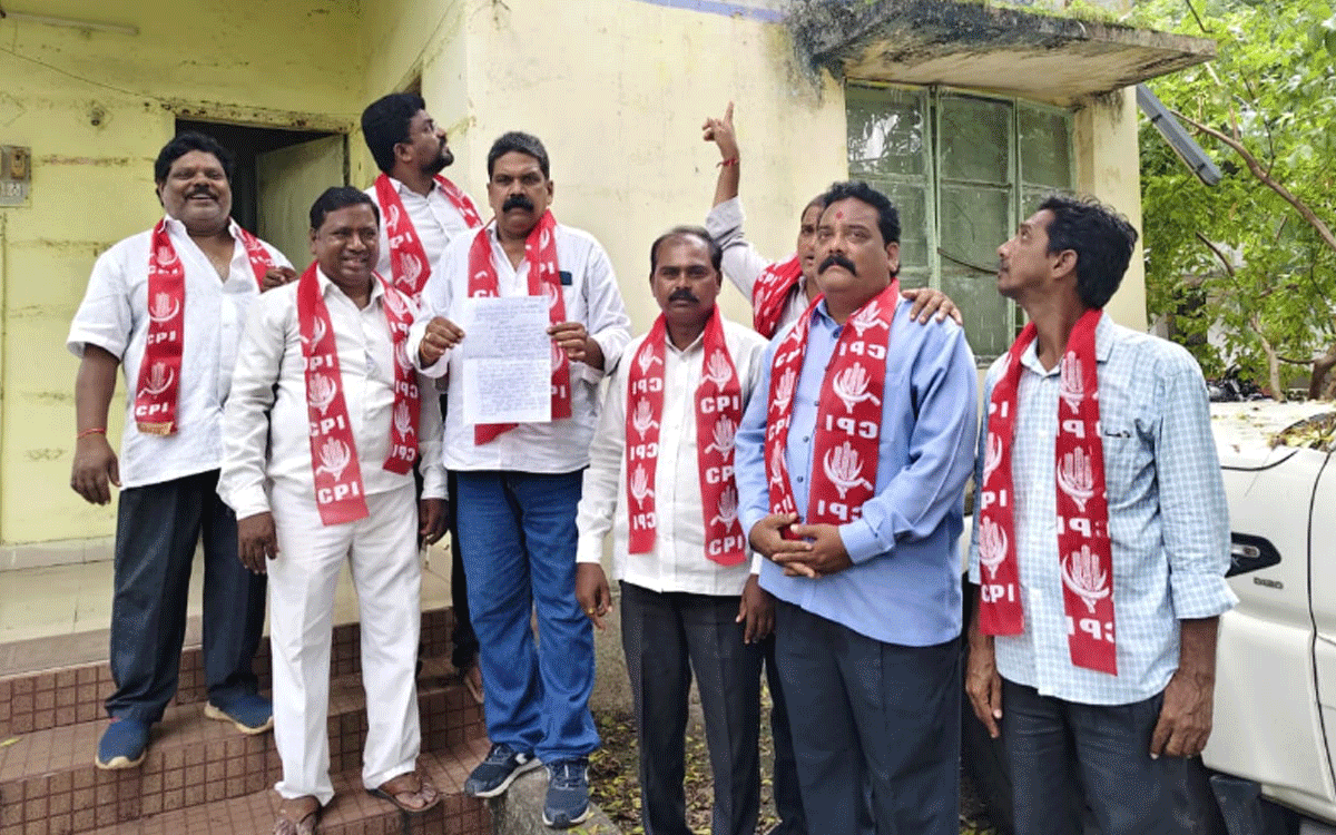 Kothagudem Urban : జాతీయ రహదారిపై గుంతలను పూడ్చాలని ధర్నా