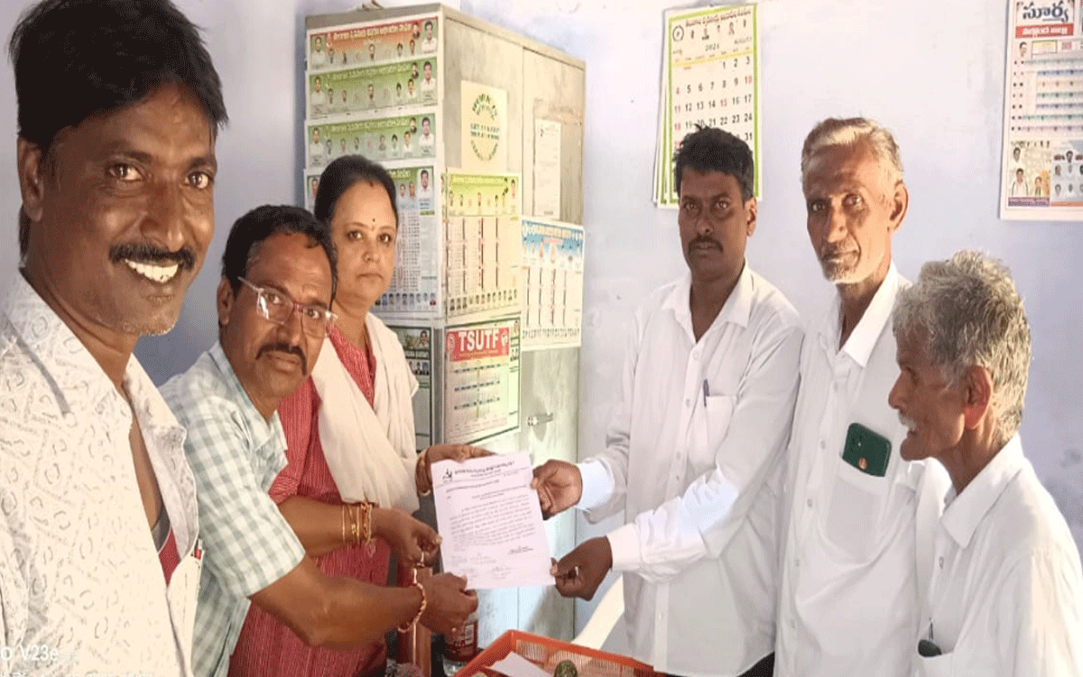 Munugode : యూరియా అందించాలని ఏఓ పద్మజకు సీపీఎం మునుగోడు వినతి