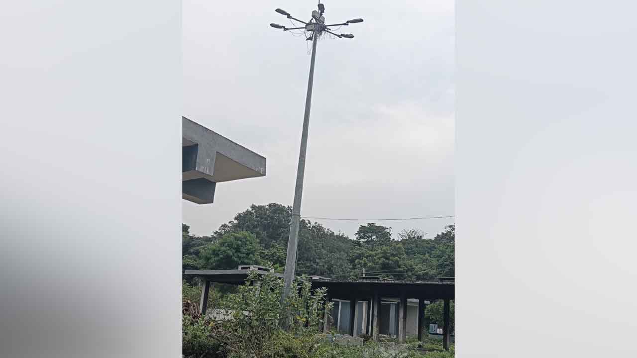 Shivnagar cemetery | స్మశాన వాటికలో వెలగని లైట్లు..అంధకారంలోనే అంత్యక్రియలు