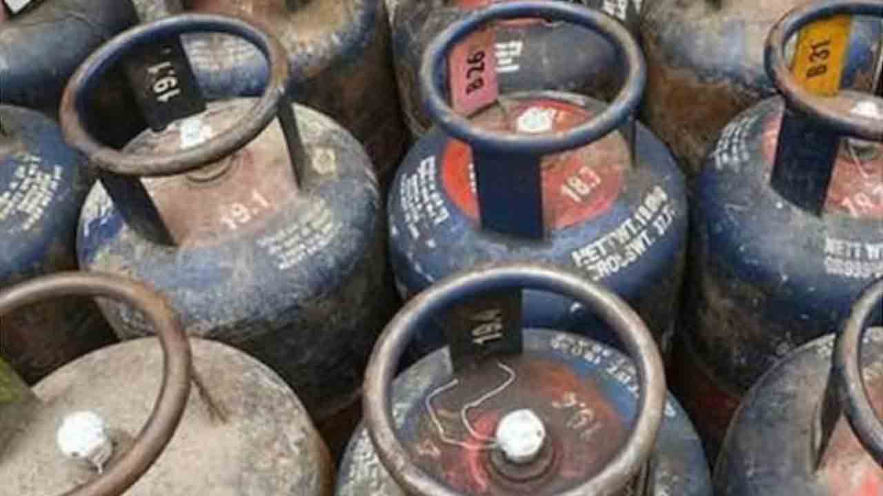 Commercial LPG | నేటి నుంచి అమల్లోకి.. మరోసారి తగ్గిన వాణిజ్య గ్యాస్‌ సిలిండర్‌ ధర