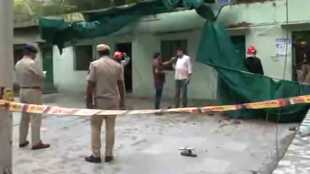 Dargah Roof Collapsed | కూలిన దర్గా పైకప్పు.. పన్నెండు మంది సురక్షితం..!