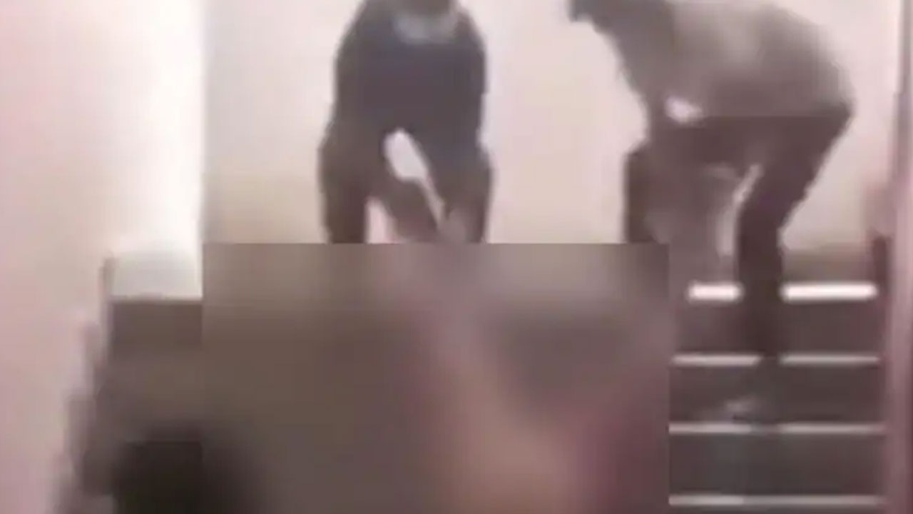 Dead Body | మృత‌దేహాన్ని ఈడ్చుకెళ్లిన మార్చురీ అసిస్టెంట్, పోలీసు