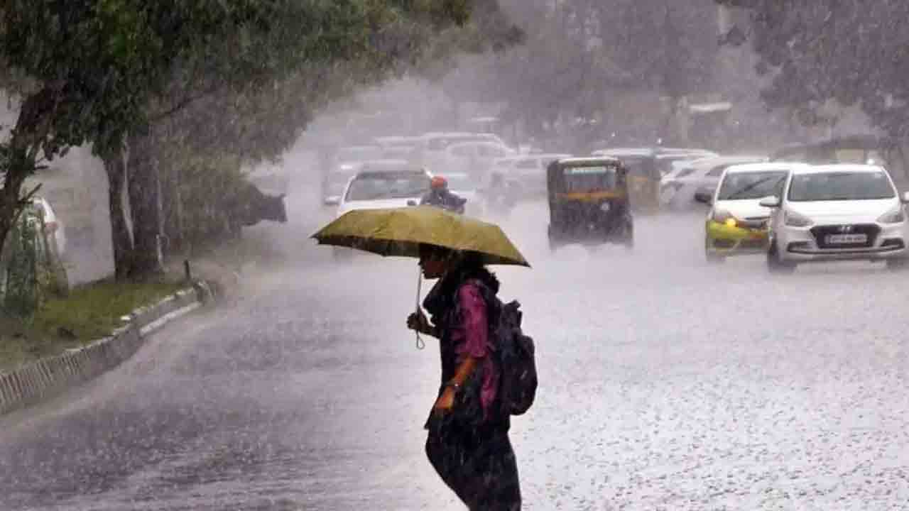 Delhi Rains | ఢిల్లీలో ఉరుములు, మెరుపులతో భారీ వర్షం.. రెడ్ అలర్ట్ జారీ..!