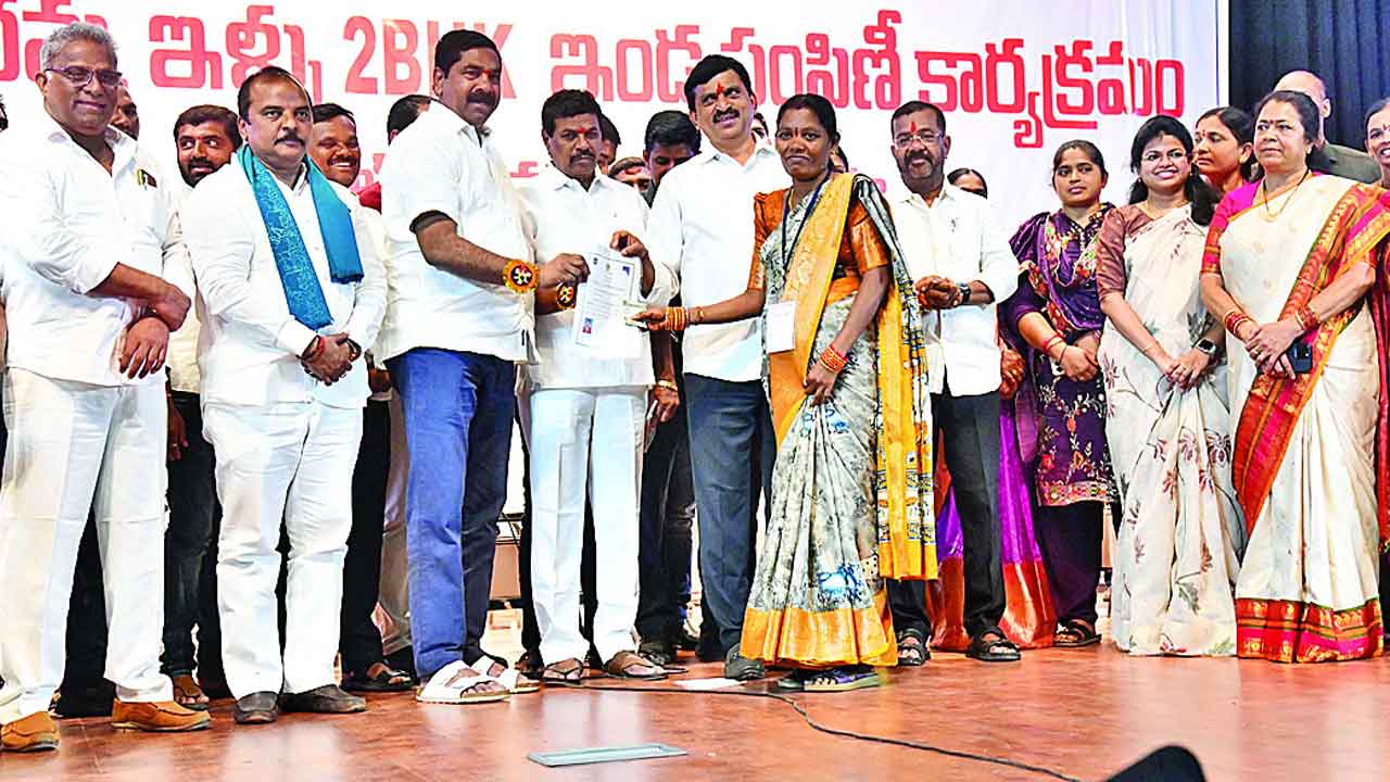 కట్టించింది బీఆర్‌ఎస్‌.. పంపీణీ చేసింది కాంగ్రెస్‌