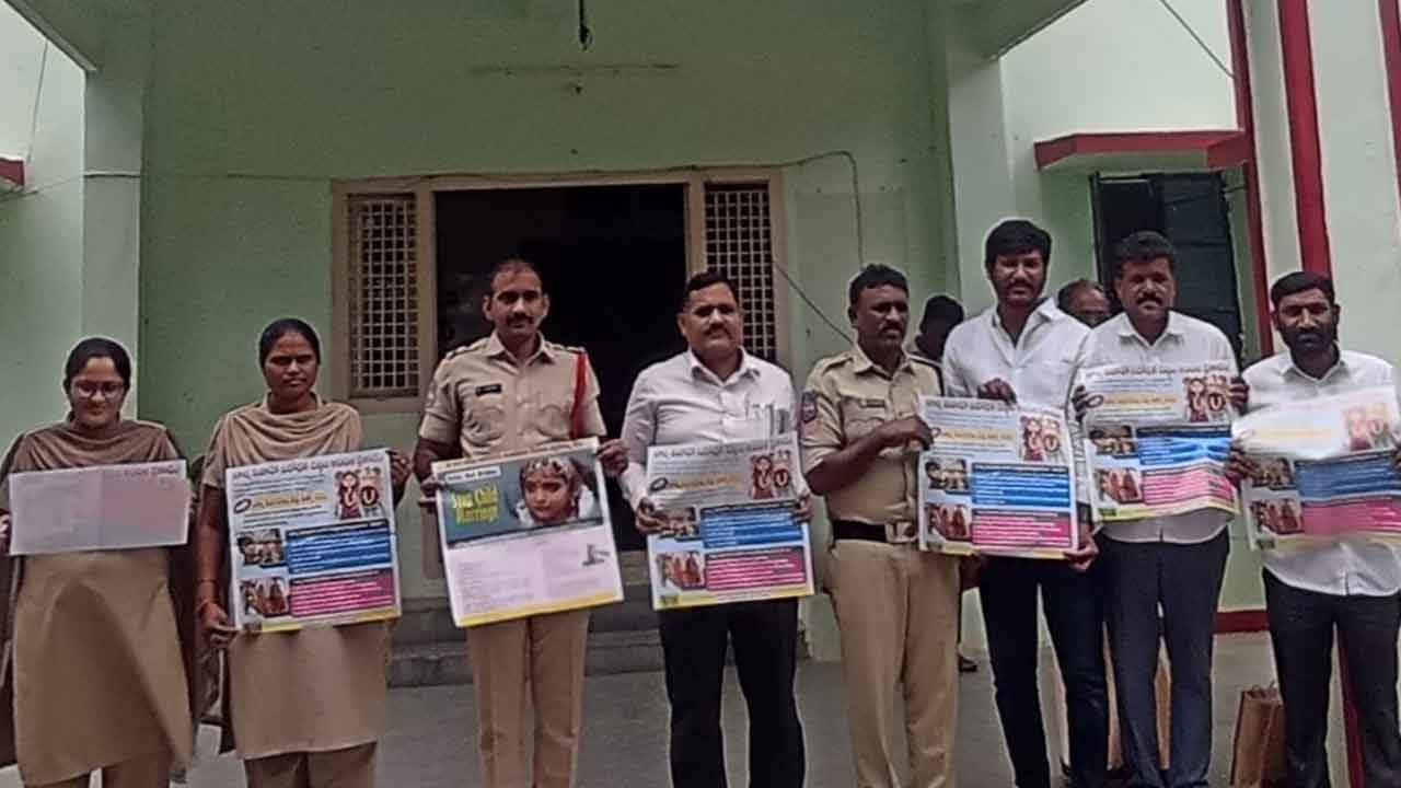 Kuravi | బాల్య వివాహాలకు కారణం పేదరికమే  : డాక్టర్ అశోక్