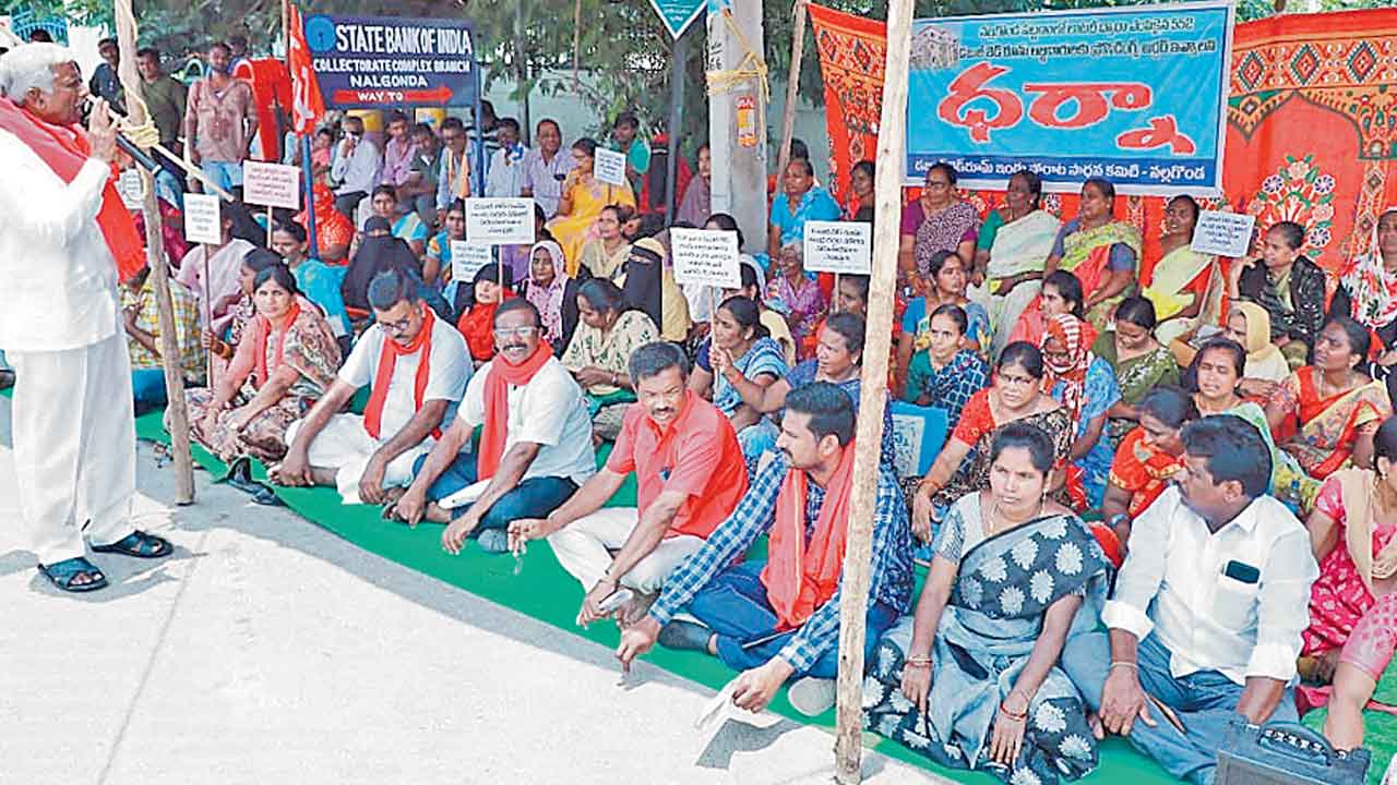 డబుల్ బెడ్రూమ్ లబ్ధిదారులకు ప్రొసీడింగ్స్ ఇవ్వాలి