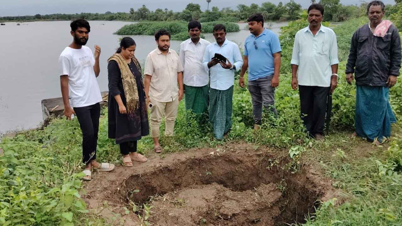 Vennaram cheruvu | వెన్నారం పెద్ద చెరువు కట్టకు గండి .. మరమ్మతులు చేపట్టిన అధికారులు
