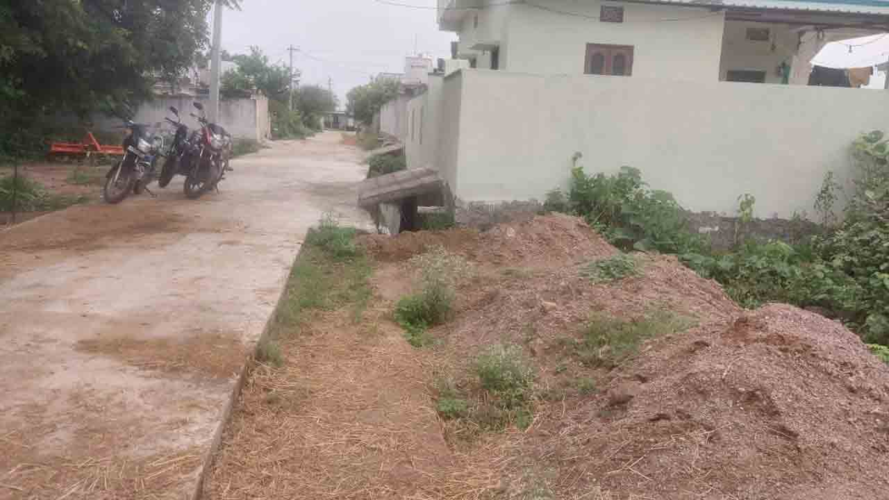 Thimmapur | డ్రైనేజీ కాలువలో మట్టికుప్పలు.. చోద్యం చూస్తున్న అధికారులు..!