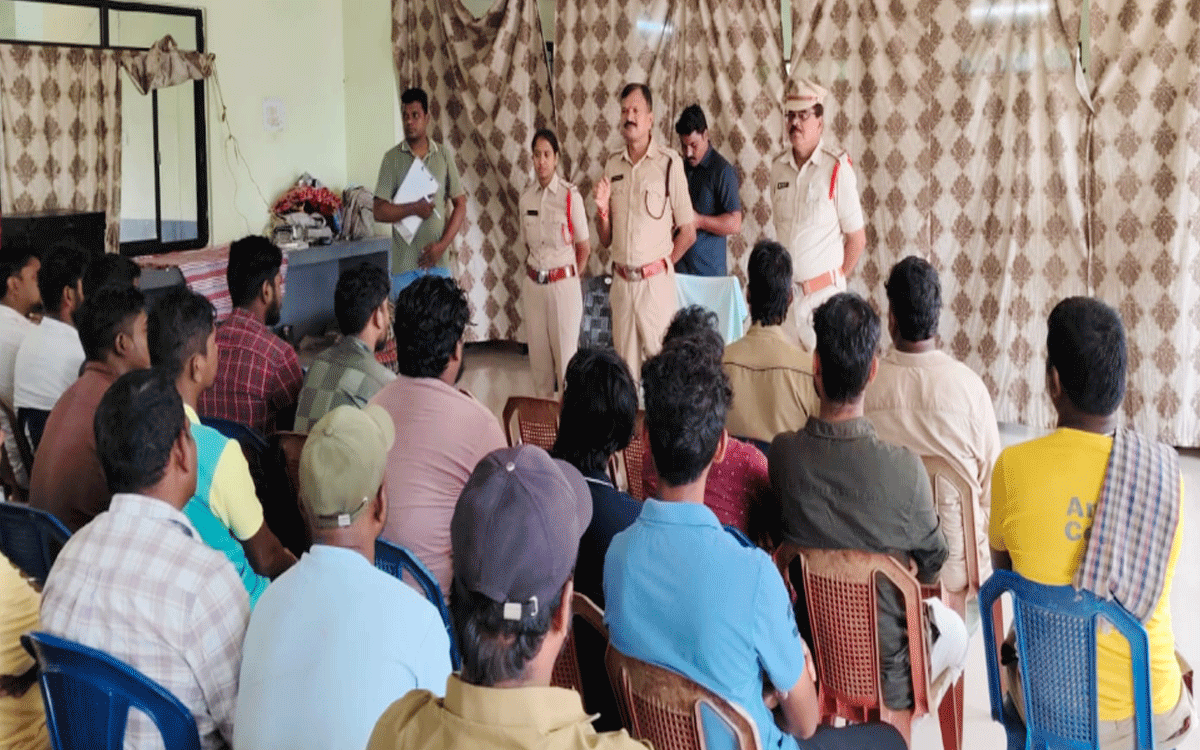 Yellandu : గణేష్ మండపాలకు అనుమతులు తప్పనిసరి : డీఎస్పీ చంద్ర‌బాను