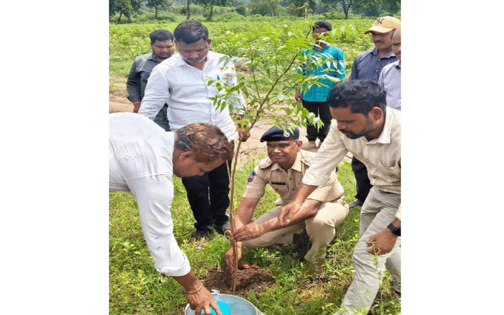 Palvancha : ప్ర‌తి ఒక్క‌రూ మొక్క‌లు నాటి సంర‌క్షించాలి : డీఎస్పీ స‌తీశ్‌కుమార్‌