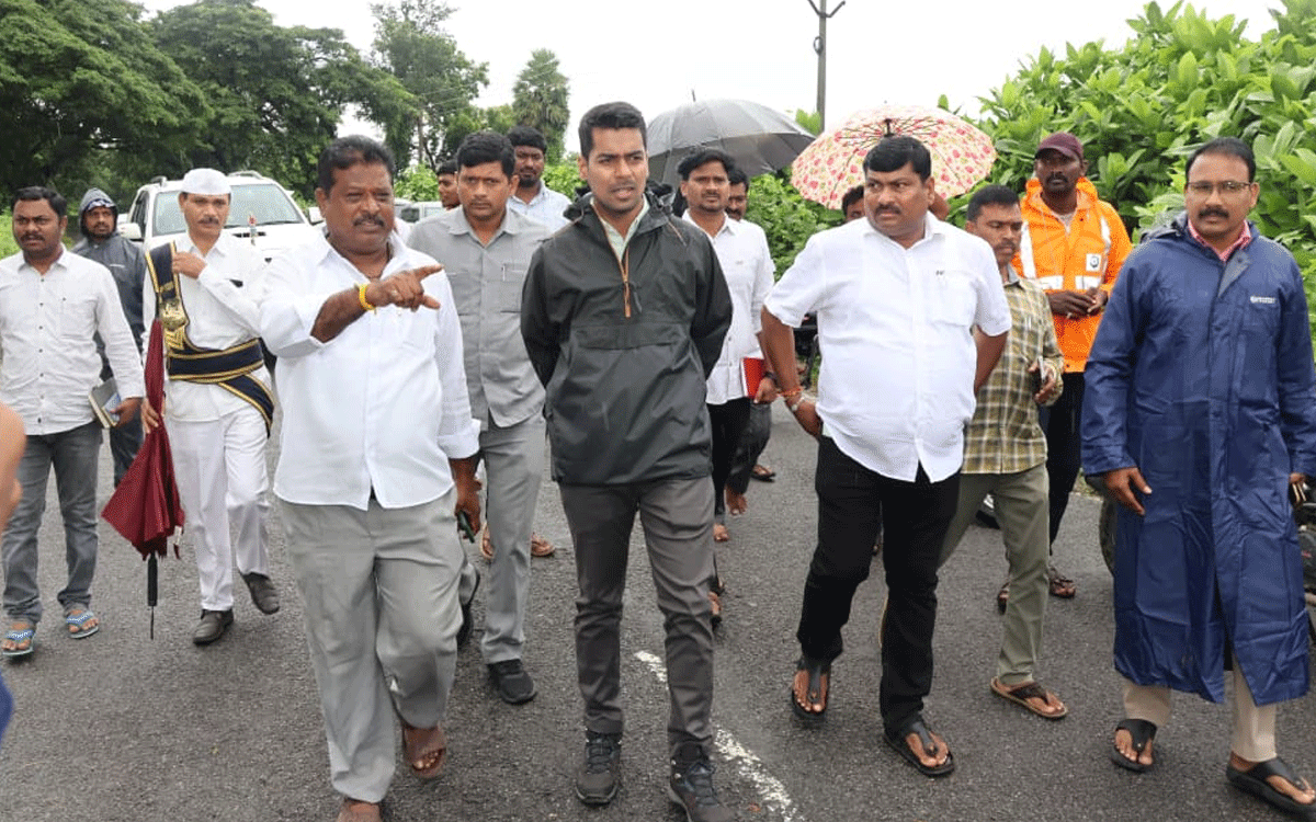 Madhira : వర్షాల నేపథ్యంలో ప్రజలందరూ అప్రమత్తంగా ఉండాలి : కలెక్టర్ అనుదీప్ దురిశెట్టి