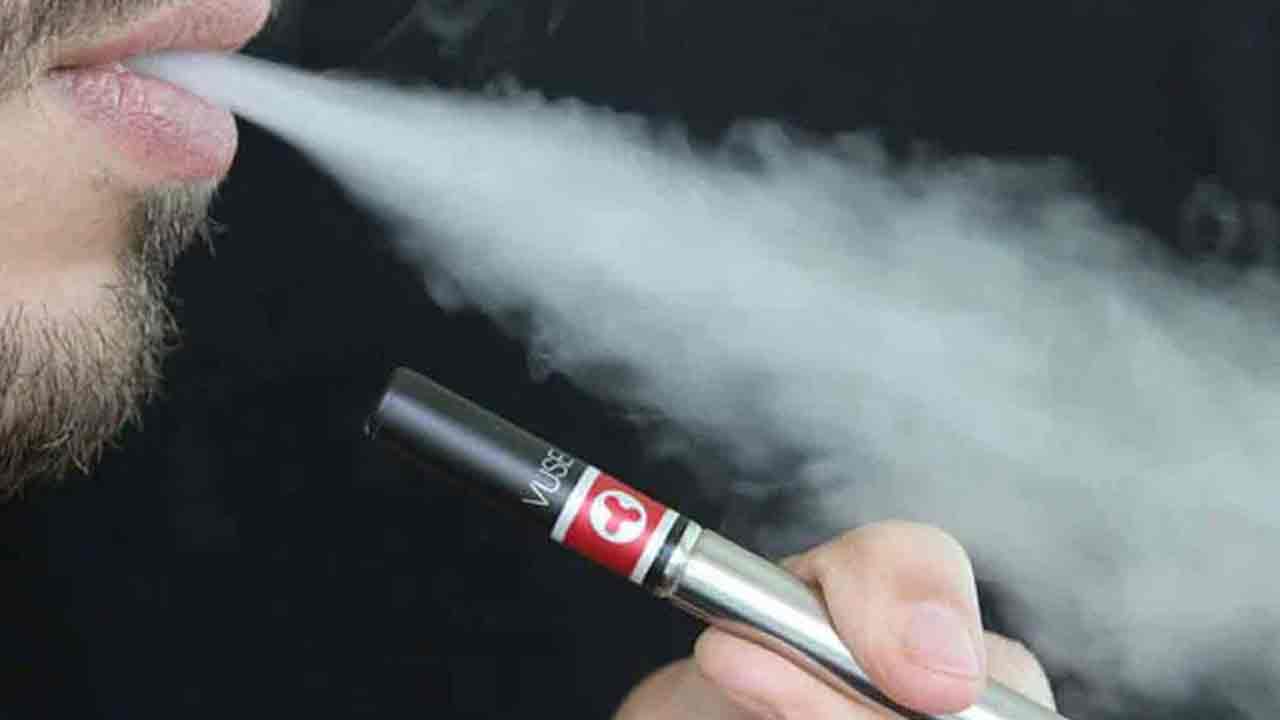 e-cigarettes | హైద‌రాబాద్‌లో రూ. 25 ల‌క్ష‌ల విలువ చేసే ఈ-సిగ‌రెట్లు సీజ్