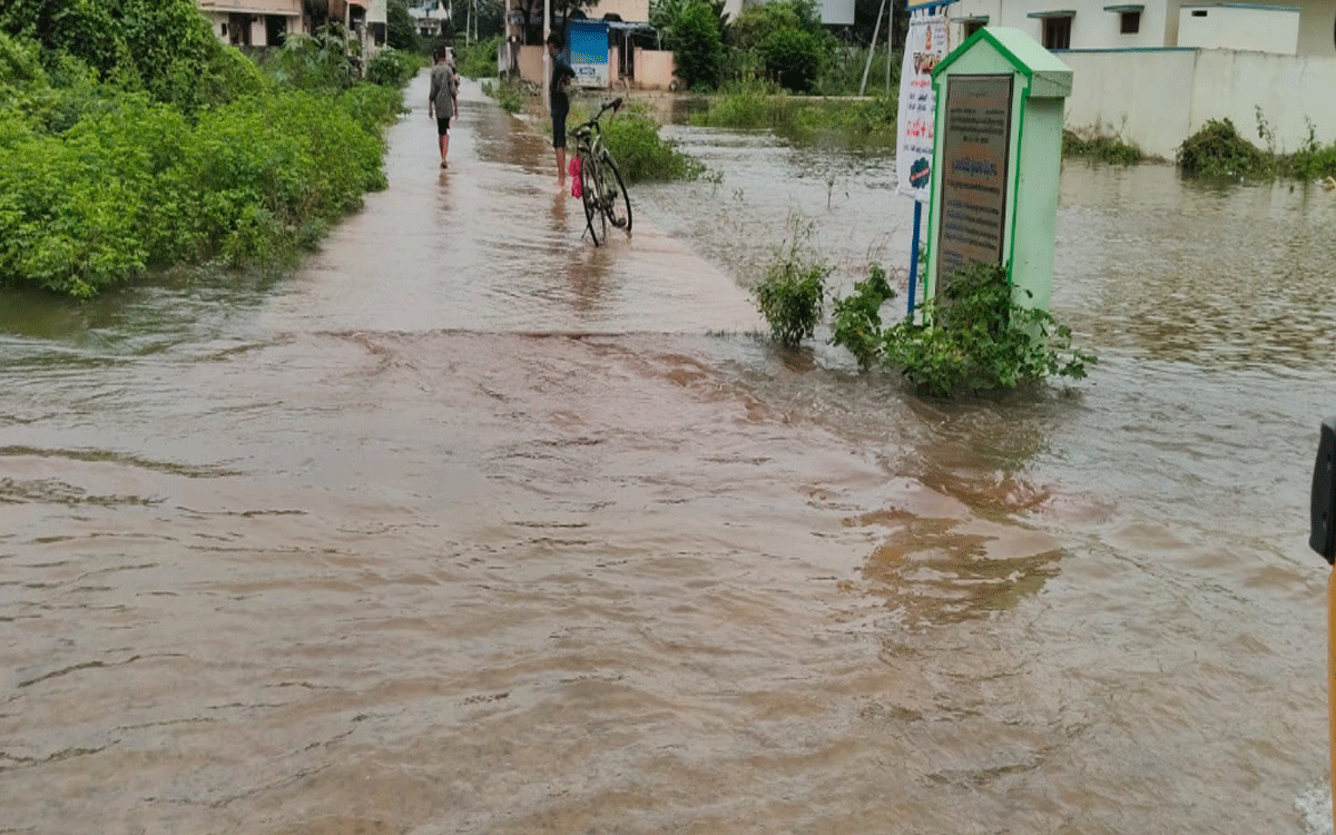 Khammam Rural : ఉప్పొంగిన ఎదులాపురం చెరువు.. కాలనీలను ముంచెత్తిన వరద నీరు