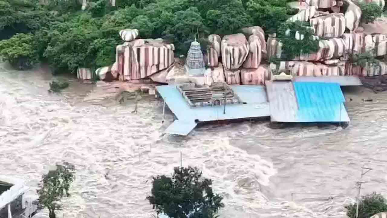 Edupayala Vanadurga Temple | మంజీరా ఉధృతి.. వనదుర్గ భవాని పాదాలను తాకుతూ వరద