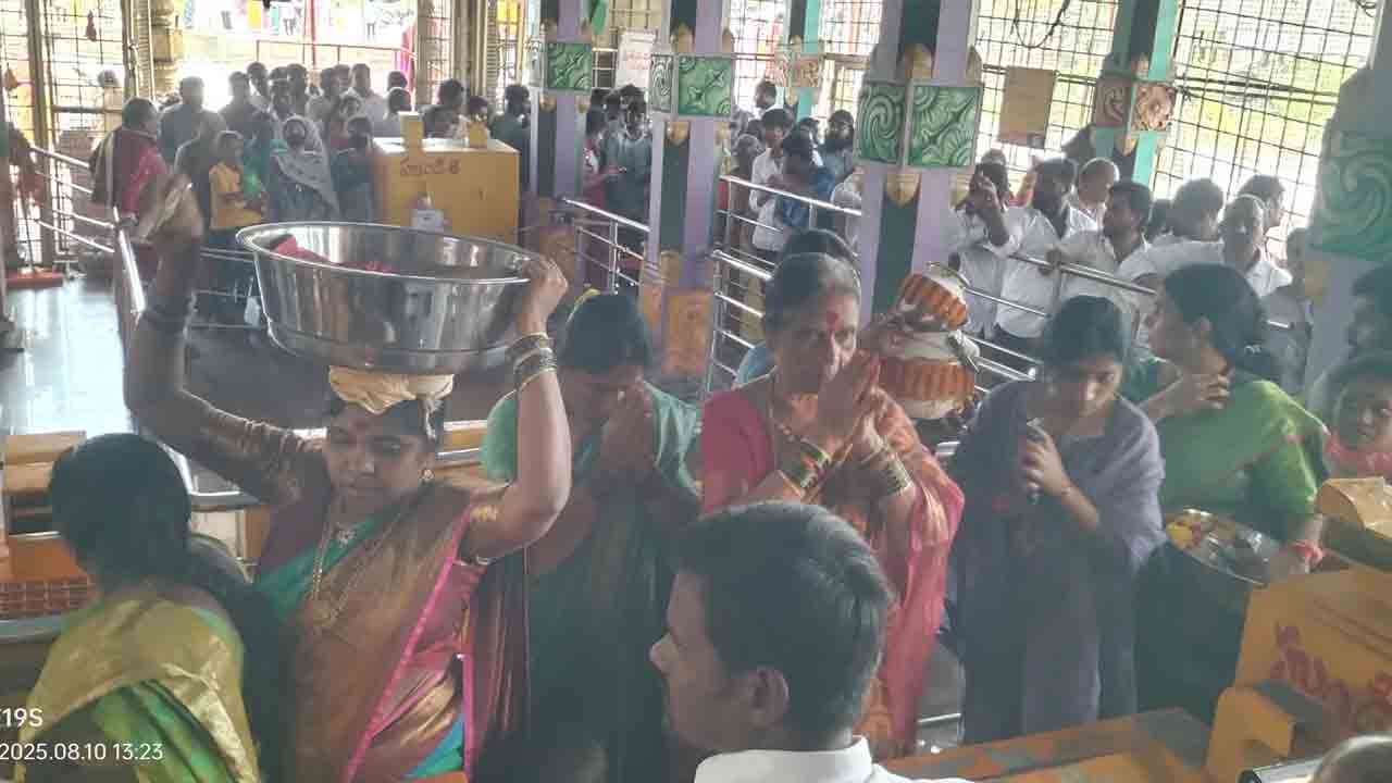 Edupayala temple | ఏడుపాయలలో భక్తుల సందడి