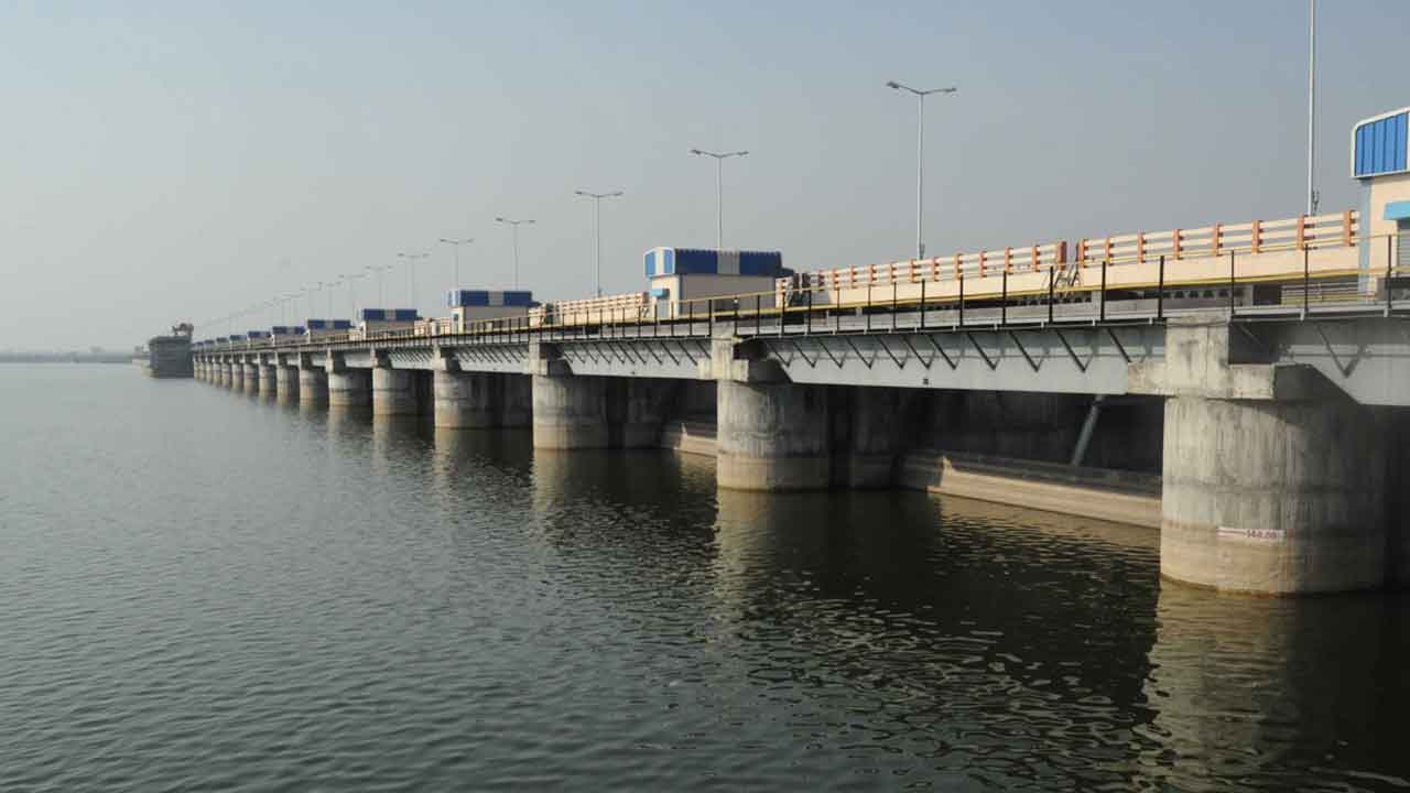 Yellampally project | ఎల్లంపల్లి ప్రాజెక్ట్ పై నుంచి రాకపోకలు బంద్