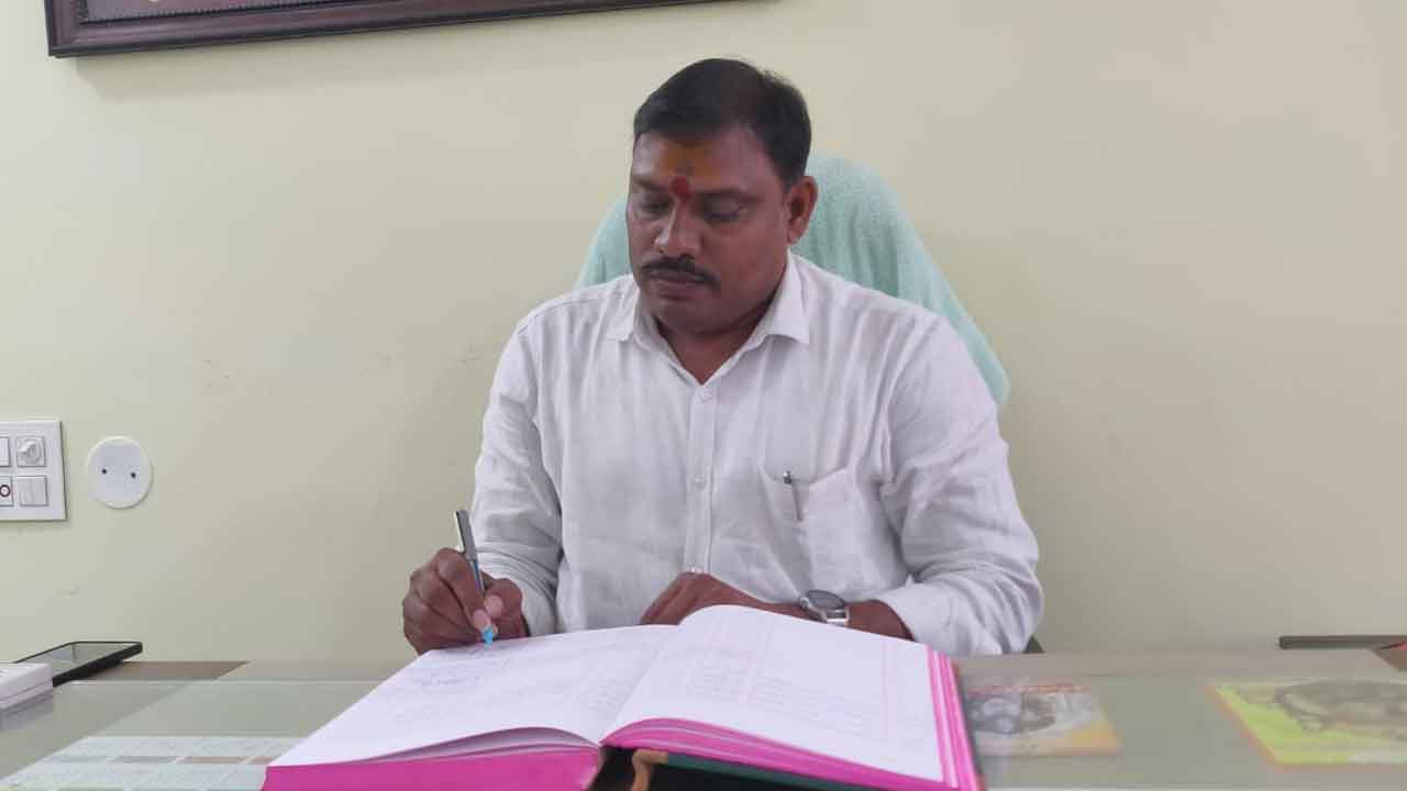Inavolu | మల్లికార్జున స్వామి ఆలయ ఇన్చార్జి ఈవోగా బాధ్యతలు స్వీకరించిన కందుల సుధాకర్