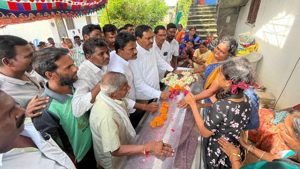 Former Minister Errabelli | బుర్ర రాంబాబు గౌడ్‌కు నివాళులు అర్పించిన మాజీ మంత్రి ఎర్రబెల్లి