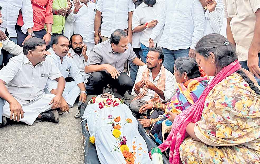 హైవే-44పై రైతు మృతదేహంతో ధర్నా