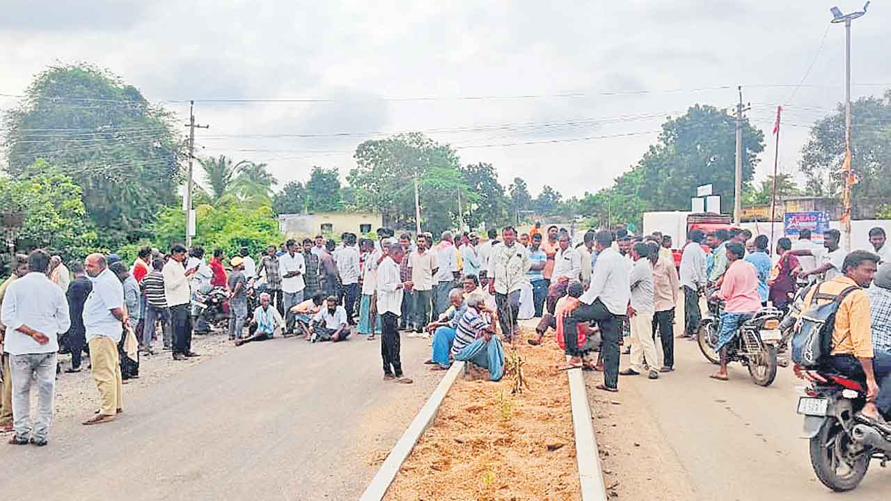 యూరియా కోసం రోడ్డెక్కిన రైతన్న.. కర్షకులను కనికరించని కాంగ్రెస్‌ ప్రభుత్వం