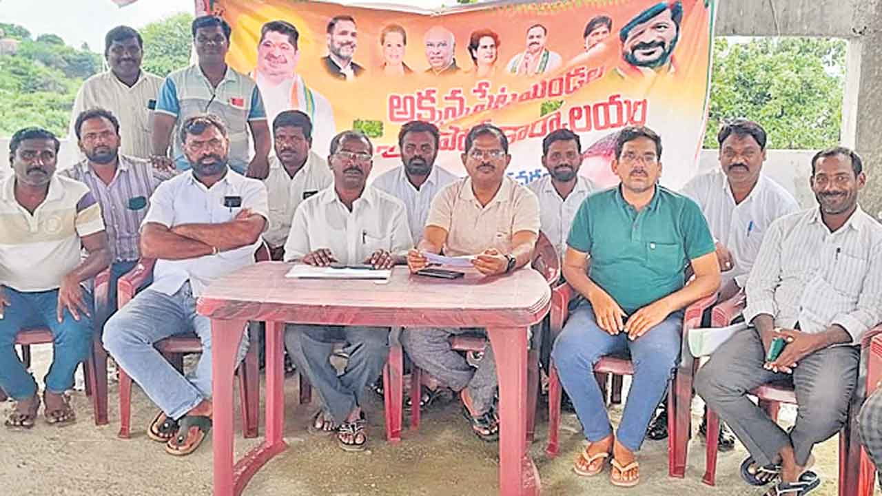 తలోమాట యూరియా కొరతపై అధికారులది ఒకలెక్క.. కాంగ్రెస్‌ నాయకులది మరో లెక్క