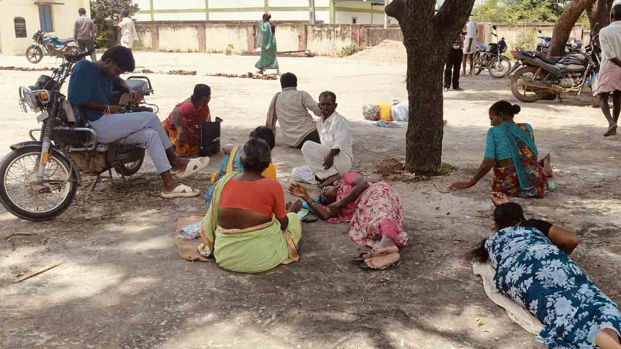 పస్తులు పడిగాపులు
