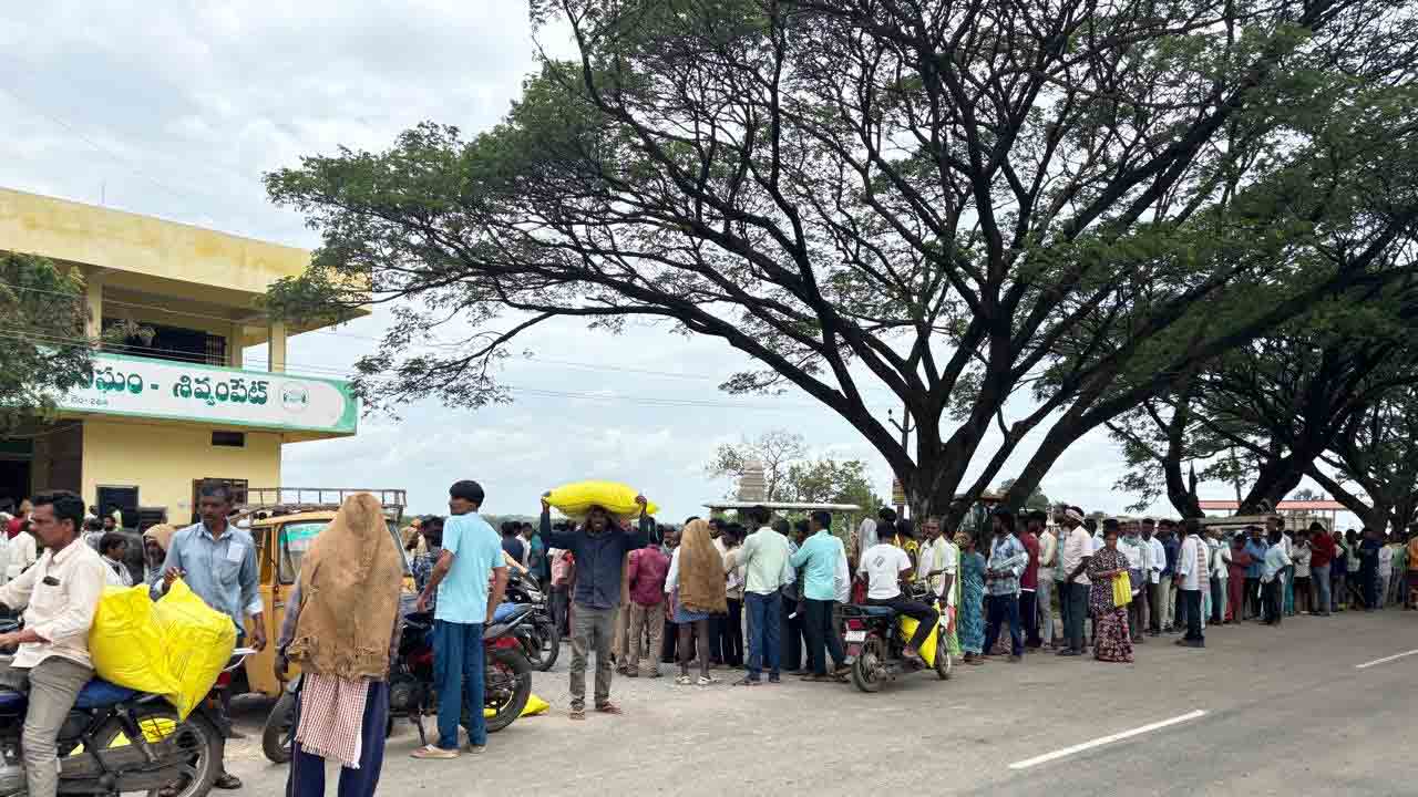 Urea | క్యూలైన్‌లో ఓ వైపు చెప్పులు.. మరోవైపు రైతులు.. యూరియా కోసం తప్పని వెతలు