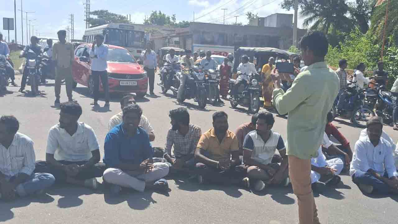 Farmers | రెండు వారాలుగా ఇదే పరిస్థితి.. యూరియా కోసం రోడ్డెక్కిన రైతులు