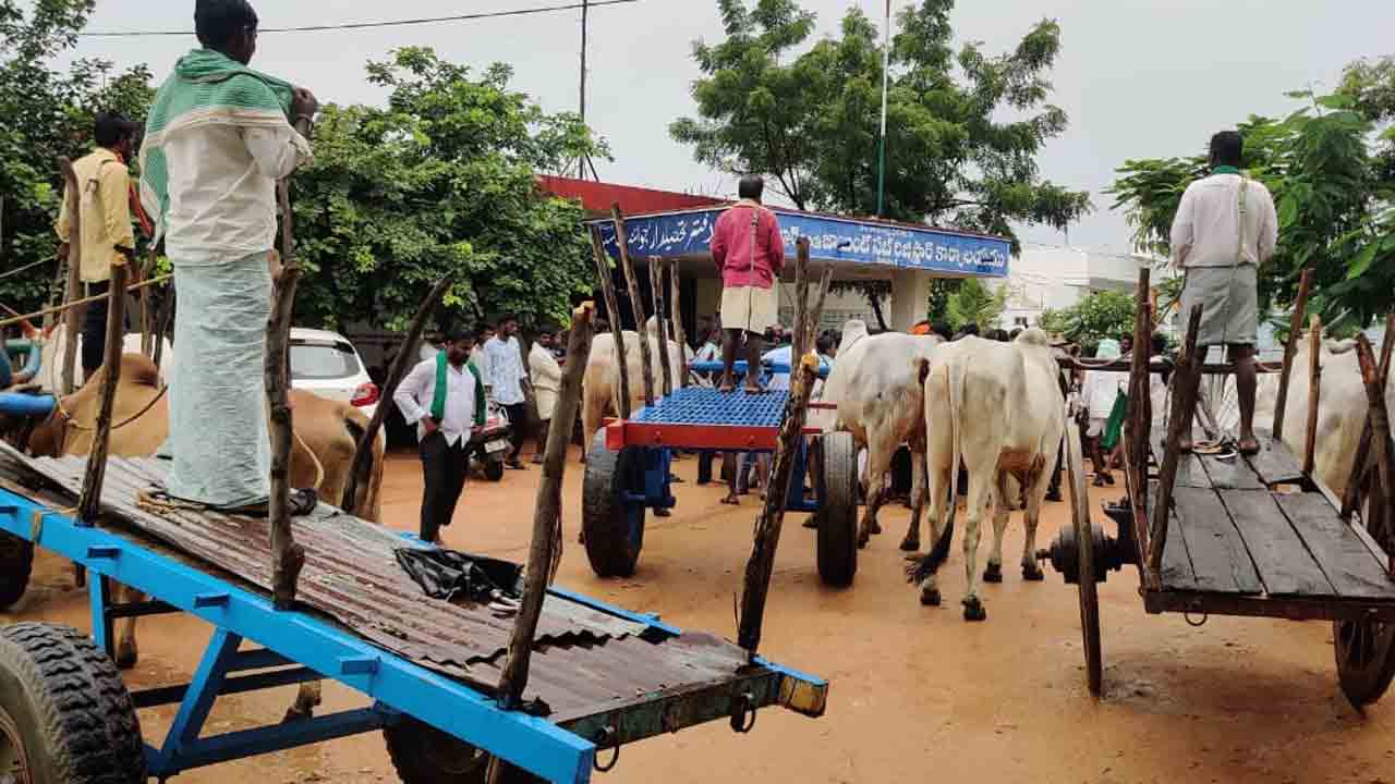 భూనిర్వాసితులను ఆదుకోవాలి