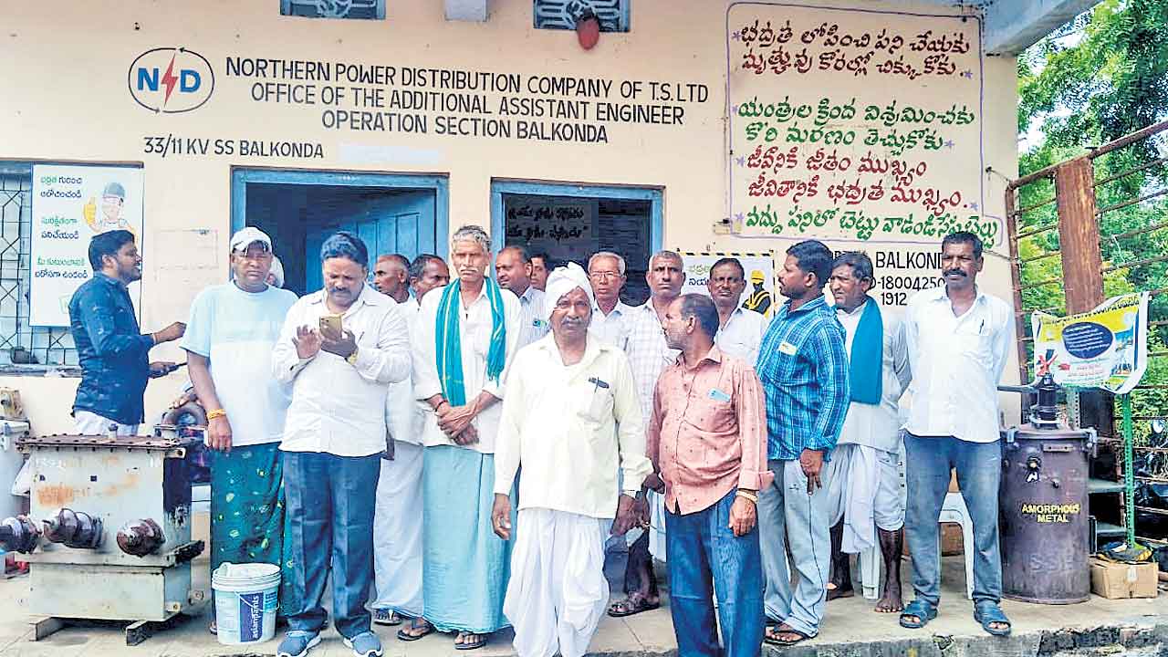 సబ్‌స్టేషన్‌ను ముట్టడించిన రైతులు