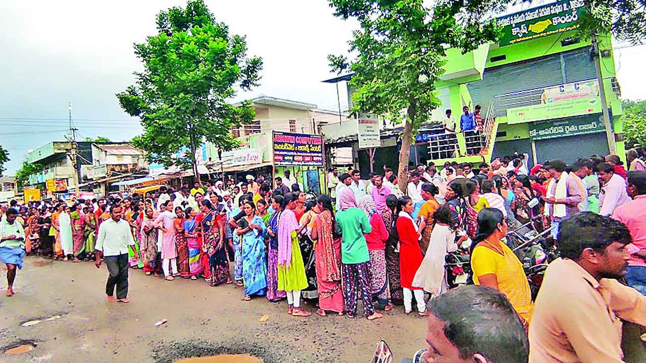 యురియా ఇదేం గోసయా! ఎరువుల కోసం రైతుల బారులు