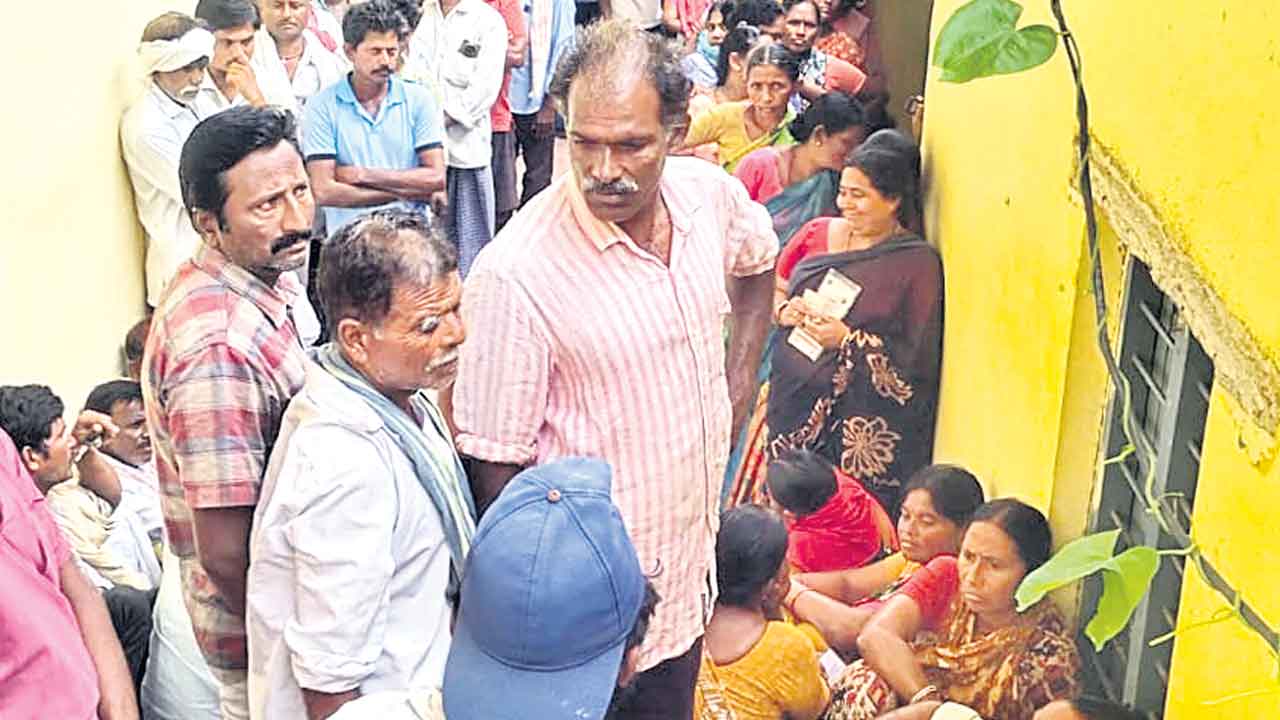 ఇద్దరు మంత్రులు ఎక్కడా? వారి ఇలాకాలోనే యూరియా కొరత..!