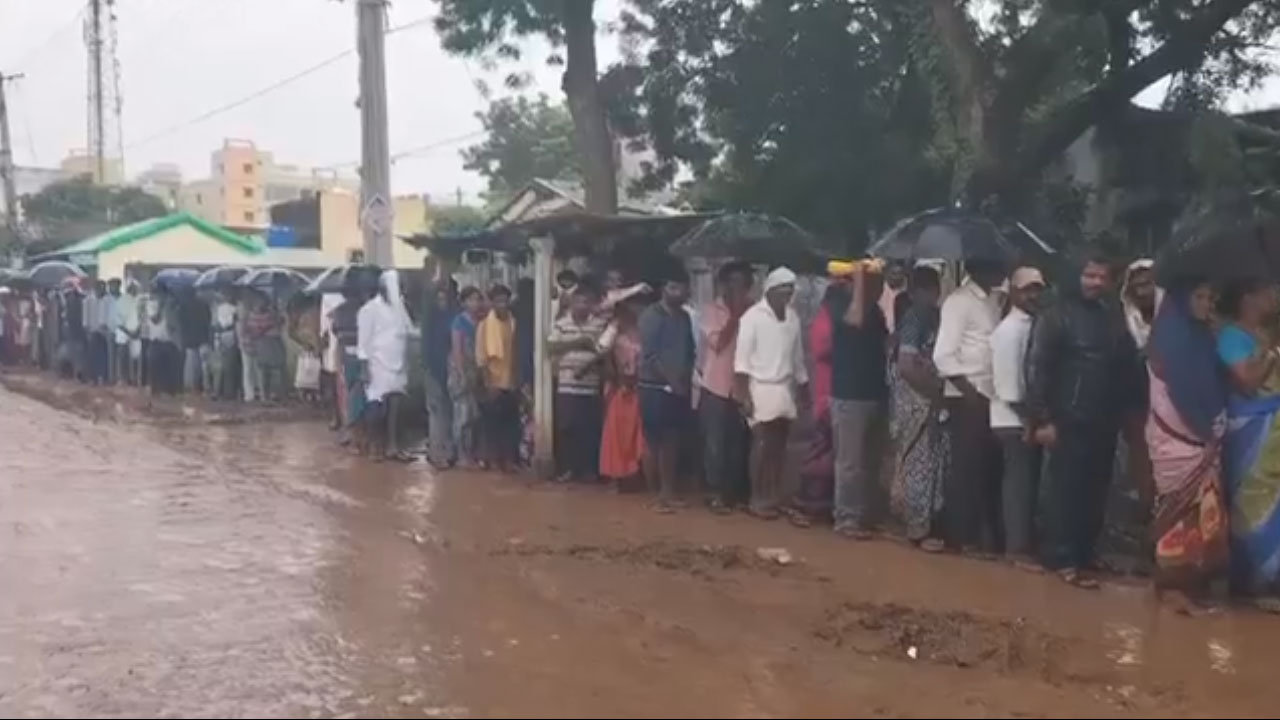 Harish Rao | జోరు వాన‌లో బారులు తీరాలే.. బ‌స్తా యూరియా కోసం బోరున ఏడ‌వాలే..