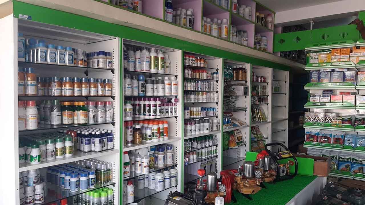 ఎరువుల దుకాణాలపై.. టాస్క్ఫోర్స్ దాడులు