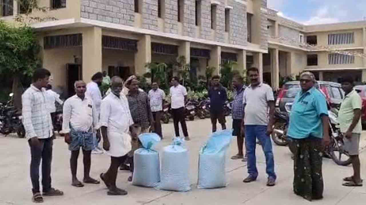 Nagarkurnool | నాసిరకం ఎరువులపై ఆగ్రహం.. కలెక్టరేట్ ముందు రైతుల నిరసన..!